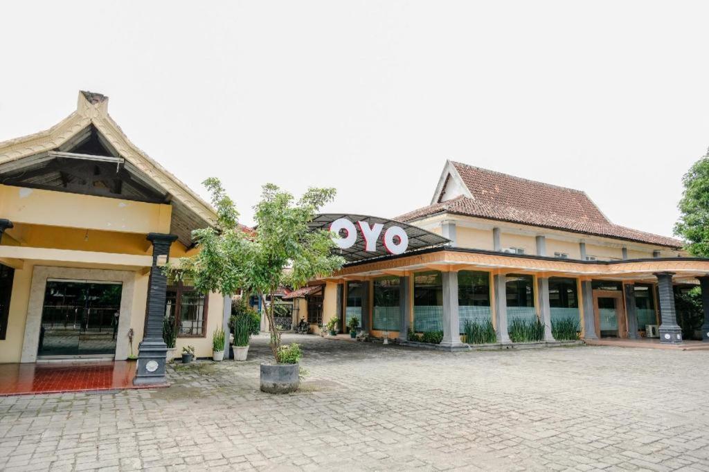 Oyo 1984 Hotel Istana Family Syariah Nganjuk Exterior photo