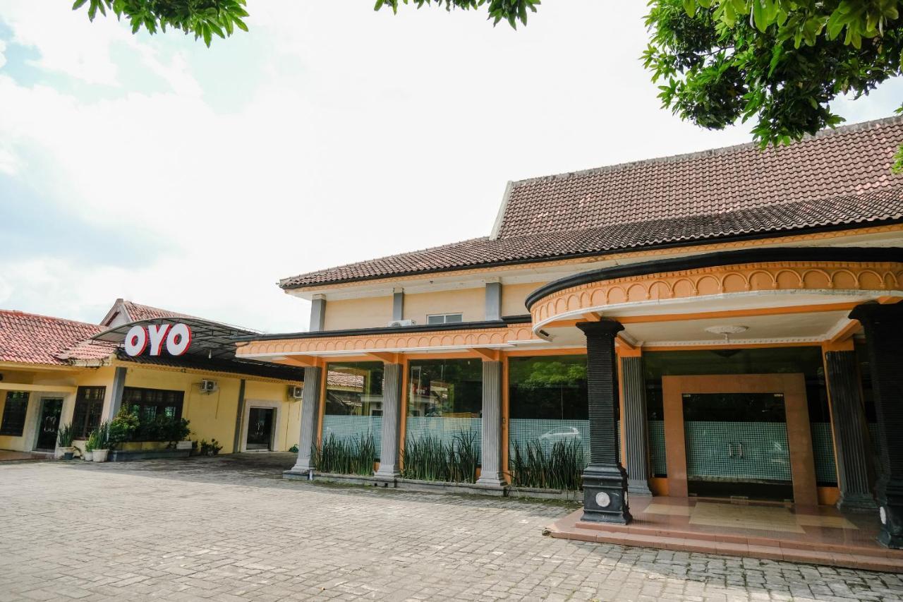 Oyo 1984 Hotel Istana Family Syariah Nganjuk Exterior photo